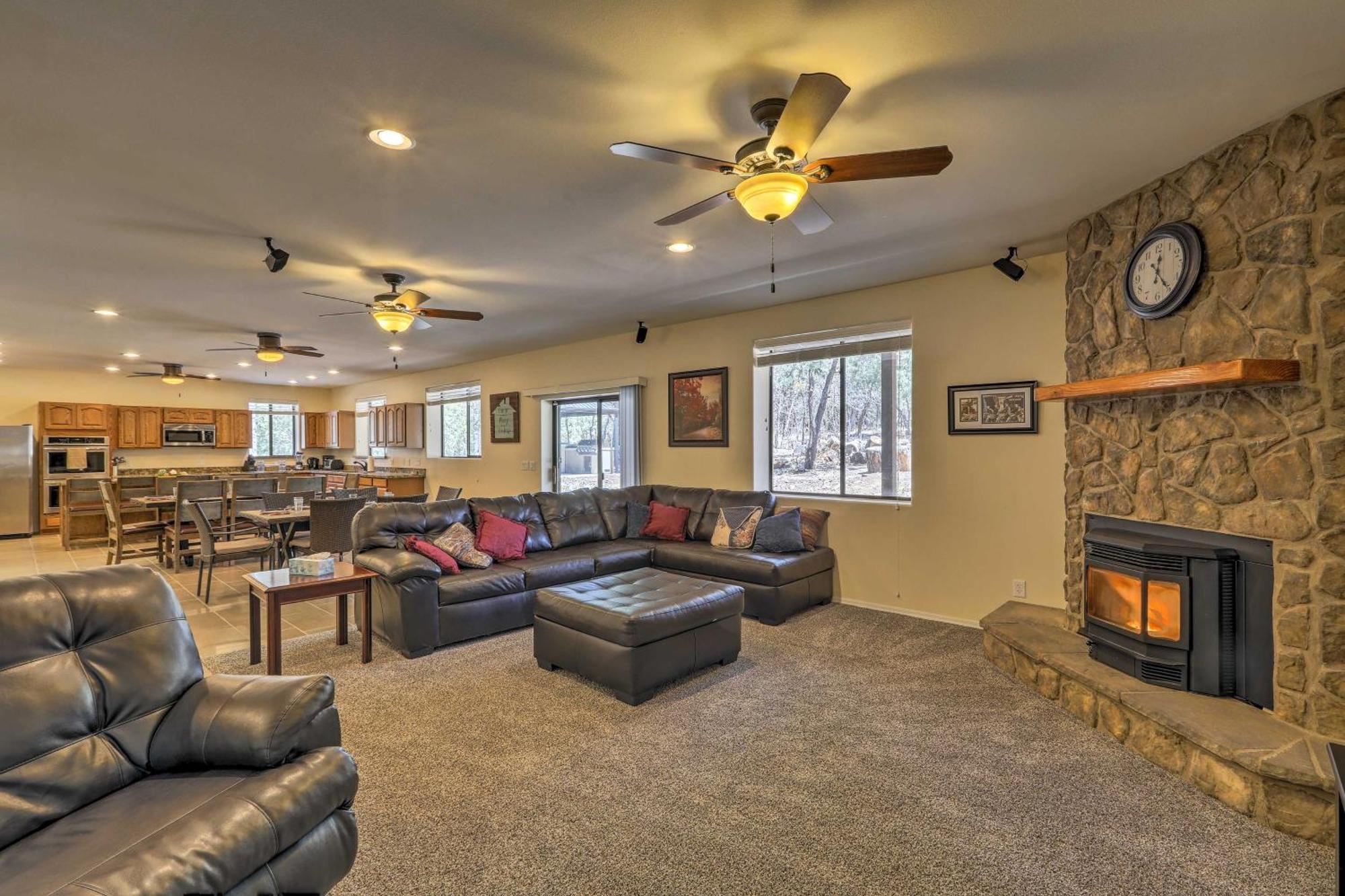 Spacious Pinetop-Lakeside Home With Hot Tub And Grill! Exterior photo